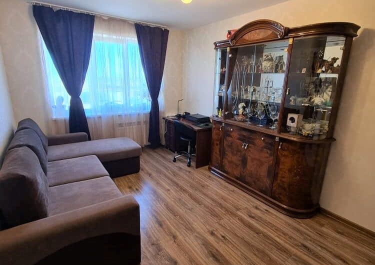 (Latviešu) Pārdod izremontētu un mēbelētu 3-istabu dzīvokli Laumas rajonā, Liepājā. ID: 334