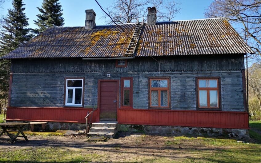 Продается двухэтажный деревянный дом с земельным участком, ул.Клуса 10, Скрунда. ID: 335