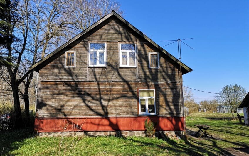 Продается двухэтажный деревянный дом с земельным участком, ул.Клуса 10, Скрунда. ID: 335