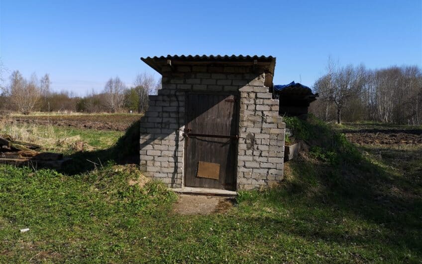 (Latviešu) Pārdod divstāvu koka māju ar zemi, Klusā ielā 10, Skrundā, Skrundas novadā. ID: 335