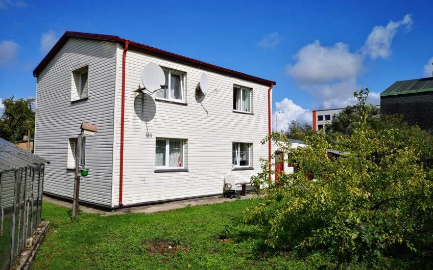 (Latviešu) Pārdod divstāvu māju ar zemi Laumas rajonā, Liepājā. ID: 339