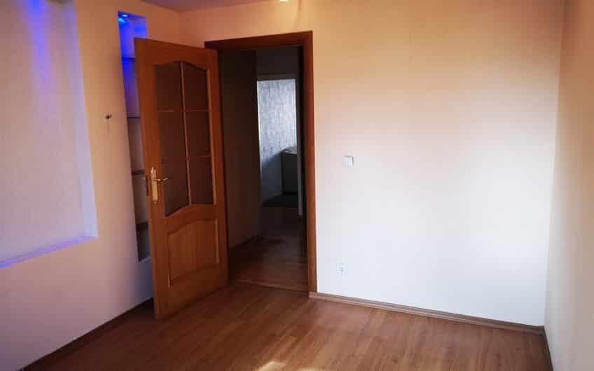 (Latviešu) Pārdod daļēji izremontētu 2-istabu dzīvokli Ezerkrastā 2, Liepājā. ID: 345