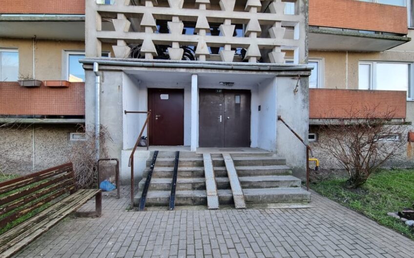 (Latviešu) Pārdod daļēji izremontētu 3-istabu dzīvokli Ezerkrastā 1, Liepājā. ID: 346