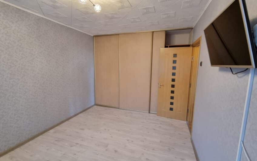 (Latviešu) Pārdod daļēji izremontētu 3-istabu dzīvokli Ezerkrastā 1, Liepājā. ID: 346