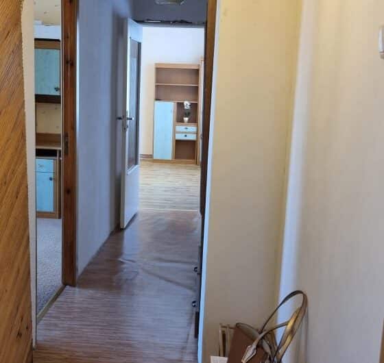 (Latviešu) Pārdod daļēji izremontētu 3-istabu dzīvokli Ezerkrastā 1, Liepājā. ID: 346