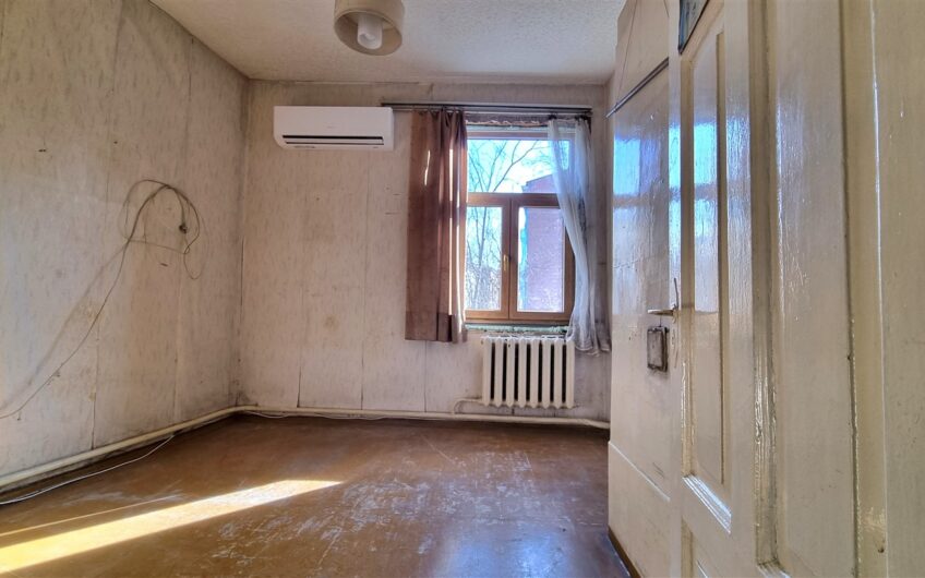 (Latviešu) Pārdod 2-istabu dzīvokli pašā Liepājas centrā. ID: 348