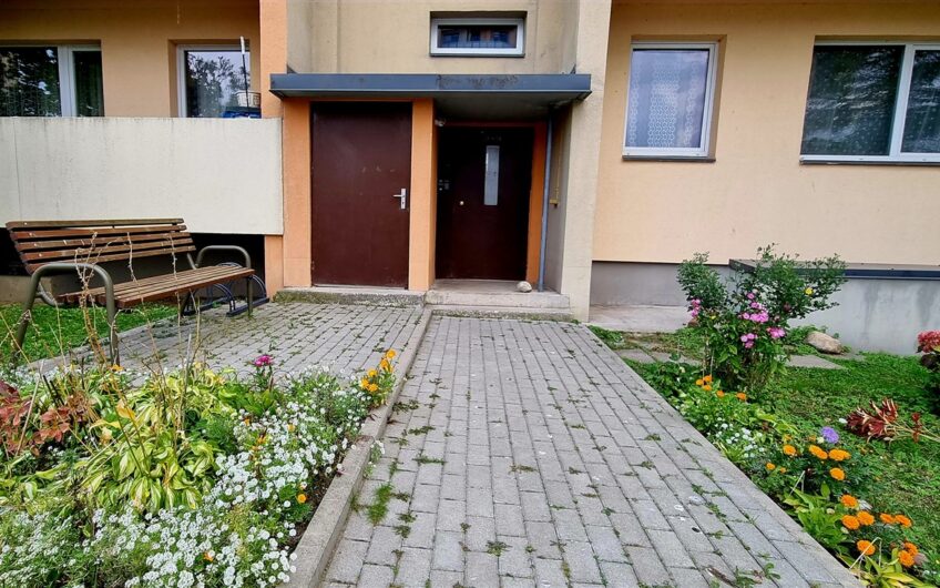 (Latviešu) Pārdod 2-istabu dzīvokli renovētā mājā Ezerkrastā 2, Liepājā. ID:361