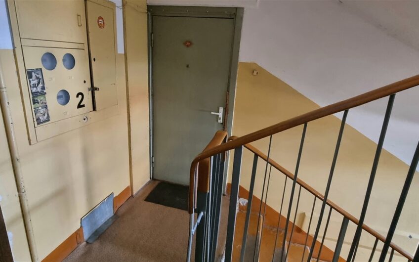 (Latviešu) Pārdod 2-istabu dzīvokli renovētā mājā Ezerkrastā 2, Liepājā. ID:361