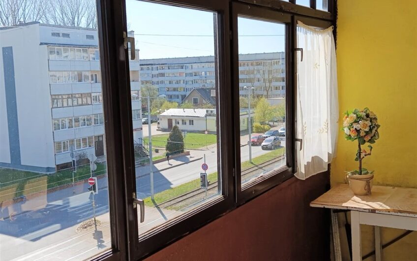 Pārdod 3-istabu dzīvokli Ezerkrastā 2, Liepājā. ID:366