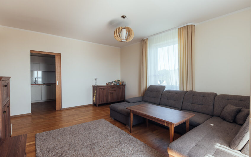 Pārdod plašu 4-istabu dzīvokli projektā “Mēness nams”, Ezerkrastā 2, Liepājā. ID:371