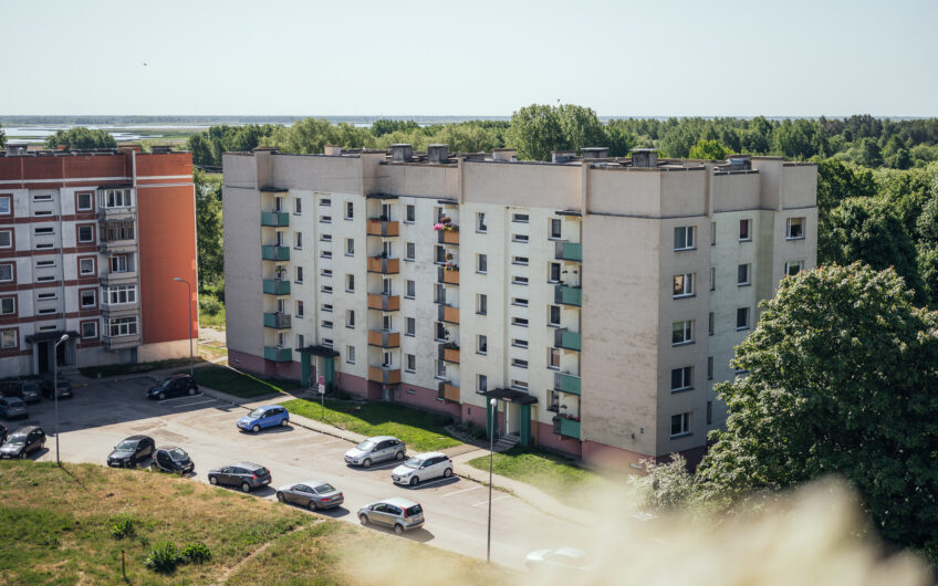 Pārdod plašu 4-istabu dzīvokli projektā “Mēness nams”, Ezerkrastā 2, Liepājā. ID:371