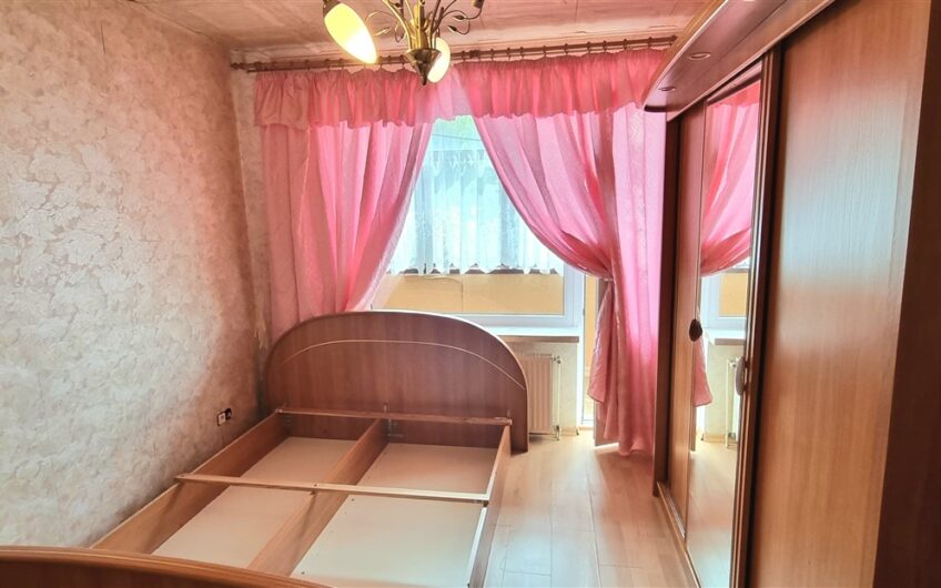 (Latviešu) Pārdod daļēji izremontētu 3-istabu dzīvokli Laumas rajonā, Liepājā. ID:373