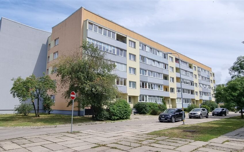 (Latviešu) Pārdod daļēji izremontētu 3-istabu dzīvokli Laumas rajonā, Liepājā. ID:373