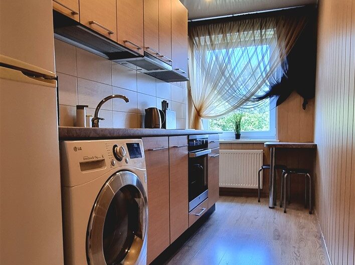 (Latviešu) Pārdod izremontētu un mēbelētu 1-istabu dzīvokli Laumas rajonā, Liepājā. ID:374