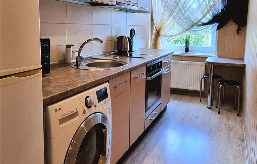 (Latviešu) Pārdod izremontētu un mēbelētu 1-istabu dzīvokli Laumas rajonā, Liepājā. ID:374