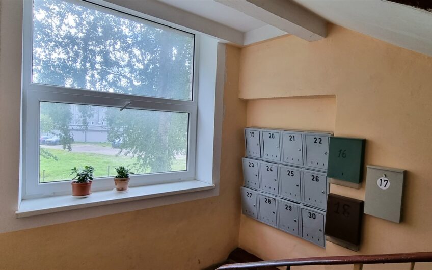 (Latviešu) Pārdod izremontētu un mēbelētu 3-istabu dzīvokli Laumas rajonā, Liepājā. ID:376
