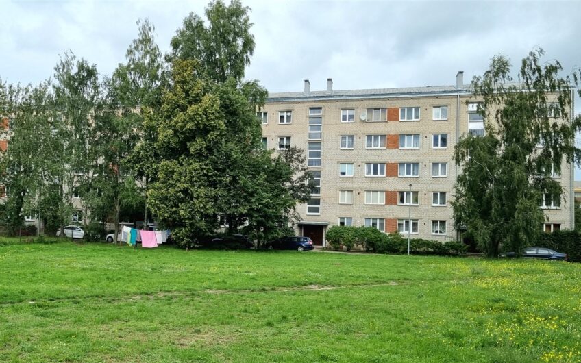 (Latviešu) Pārdod izremontētu un mēbelētu 3-istabu dzīvokli Laumas rajonā, Liepājā. ID:376