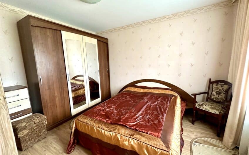 (Latviešu) Pārdod izremontētu un mēbelētu 3-istabu dzīvokli, Ezerkrastā 2, Liepājā. ID:377