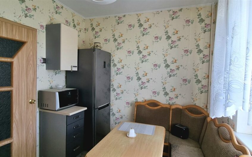 (Latviešu) Pārdod izremontētu un mēbelētu 3-istabu dzīvokli, Ezerkrastā 2, Liepājā. ID:377
