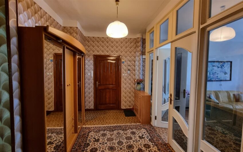 (Latviešu) Pārdod izremontētu un mēbelētu 4-istabu dzīvokli Laumas rajonā, Liepājā. ID:378