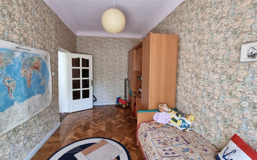 Pārdod izremontētu un mēbelētu 4-istabu dzīvokli Laumas rajonā, Liepājā. ID:378