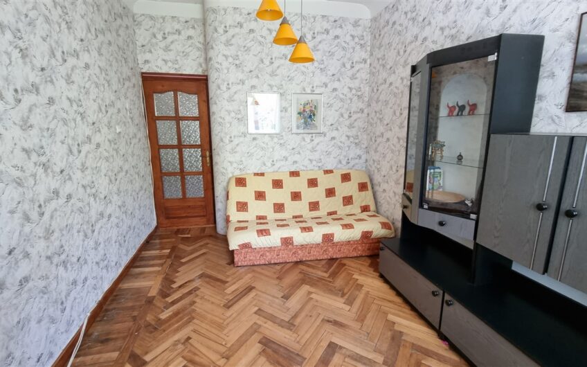 (Latviešu) Pārdod izremontētu un mēbelētu 4-istabu dzīvokli Laumas rajonā, Liepājā. ID:378