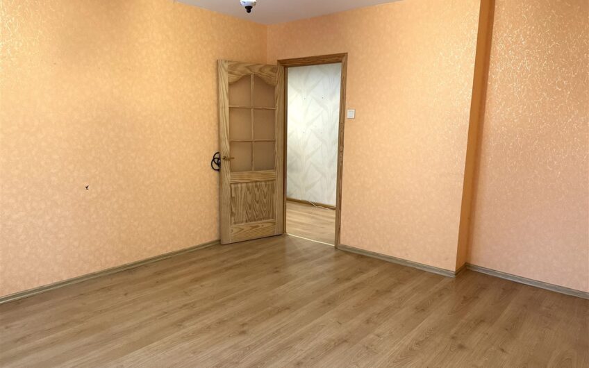 Pārdod daļēji izremontētu 3-istabu dzīvokli Laumas rajonā, Liepājā. ID:380