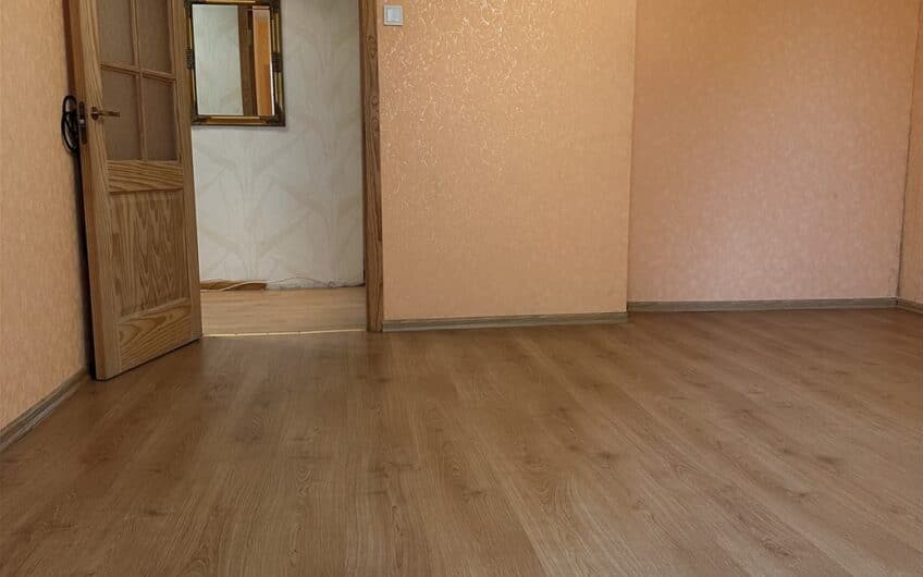 (Latviešu) Pārdod daļēji izremontētu 3-istabu dzīvokli Laumas rajonā, Liepājā. ID:380