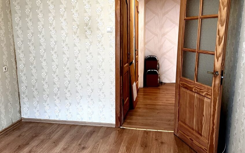 (Latviešu) Pārdod daļēji izremontētu 3-istabu dzīvokli Laumas rajonā, Liepājā. ID:380