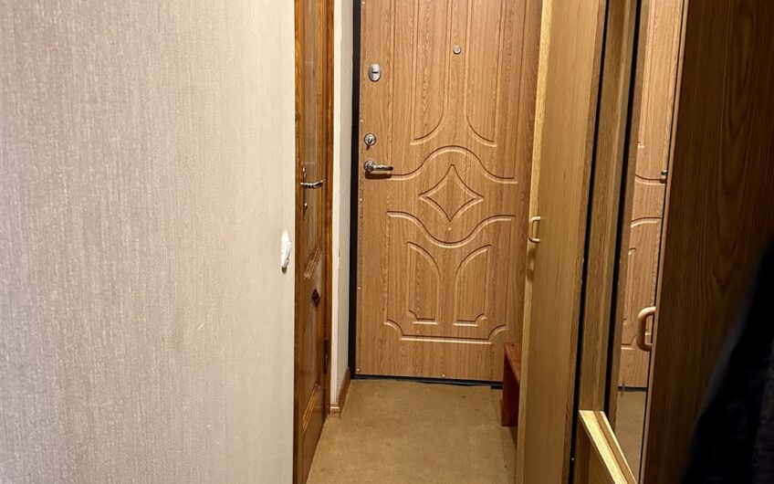(Latviešu) Pārdod izremontētu un mēbelētu 2-istabu dzīvokli Karostā, Liepājā. ID:381