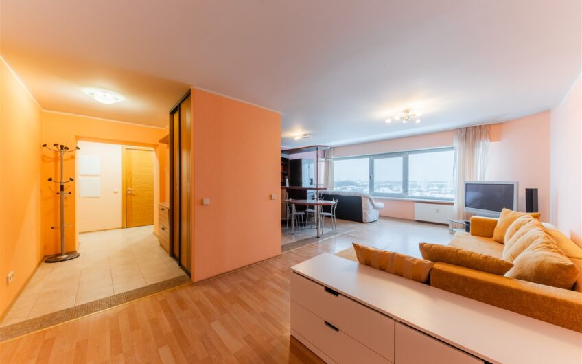 (Latviešu) Pārdod plašu 4-istabu dzīvokli renovētā mājā ar lielisku skatu uz pilsētu Ezerkrastā 1, Ed.Tisē ielā 83, Liepājā. ID:383