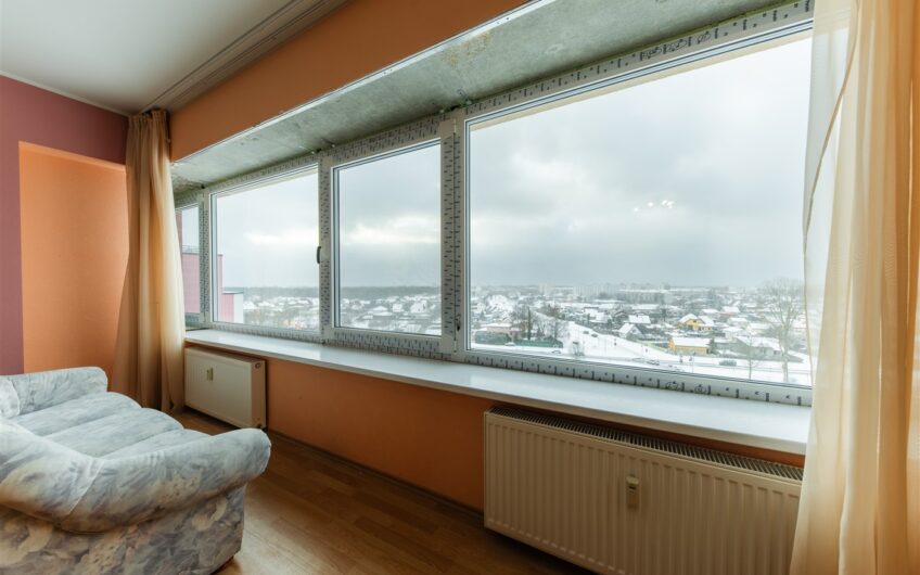 (Latviešu) Pārdod plašu 4-istabu dzīvokli renovētā mājā ar lielisku skatu uz pilsētu Ezerkrastā 1, Ed.Tisē ielā 83, Liepājā. ID:383