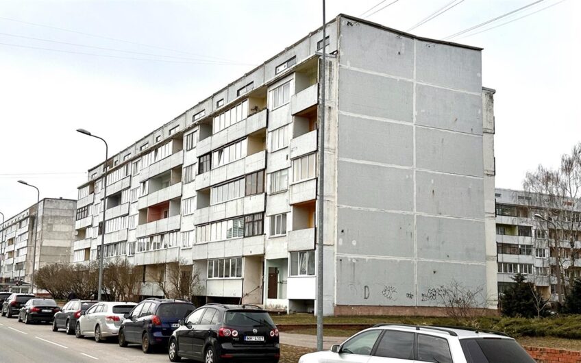 Pārdod 3-istabu dzīvokli Ezerkrastā 2, Liepājā. ID:385