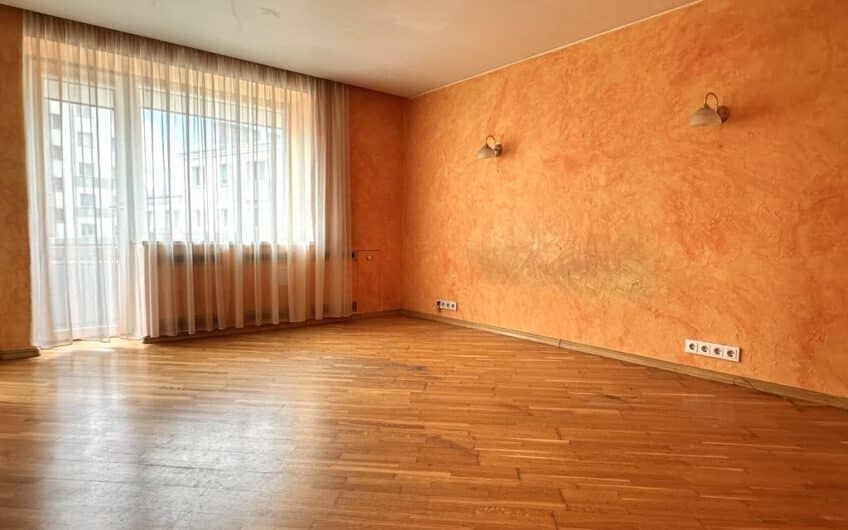 Pārdod 1-istabu dzīvokli pašā Liepājas centrā. ID:396