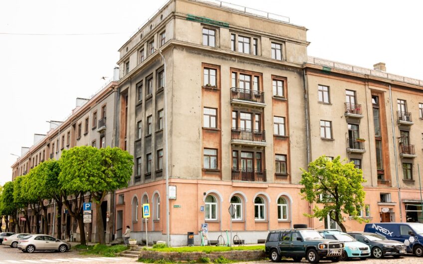 Pārdod plašu un gaišu 3 istabu dzīvokli ar kopējo platību 89,2 m², Liepājas centrā. ID:398