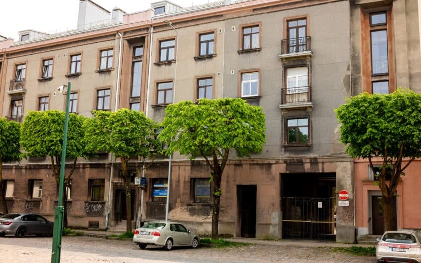 Pārdod plašu un gaišu 3 istabu dzīvokli ar kopējo platību 89,2 m², Liepājas centrā. ID:398