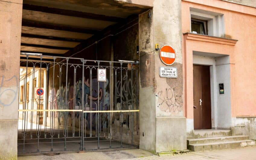 Pārdod plašu un gaišu 3 istabu dzīvokli ar kopējo platību 89,2 m², Liepājas centrā. ID:398