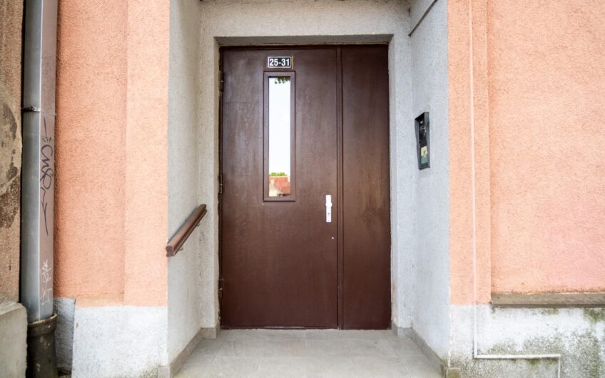 Pārdod plašu un gaišu 3 istabu dzīvokli ar kopējo platību 89,2 m², Liepājas centrā. ID:398
