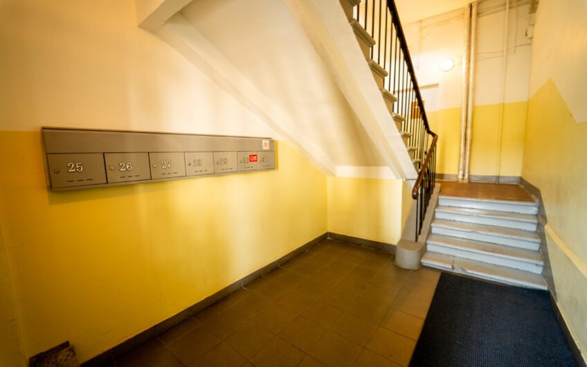 Pārdod plašu un gaišu 3 istabu dzīvokli ar kopējo platību 89,2 m², Liepājas centrā. ID:398
