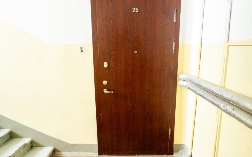 Pārdod plašu un gaišu 3 istabu dzīvokli ar kopējo platību 89,2 m², Liepājas centrā. ID:398