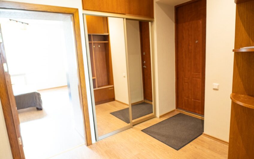 Pārdod plašu un gaišu 3 istabu dzīvokli ar kopējo platību 89,2 m², Liepājas centrā. ID:398