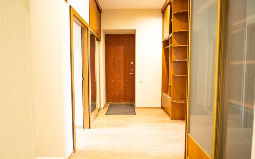 Pārdod plašu un gaišu 3 istabu dzīvokli ar kopējo platību 89,2 m², Liepājas centrā. ID:398