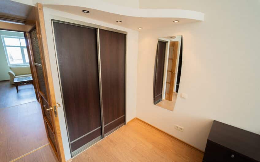 Pārdod plašu un gaišu 3 istabu dzīvokli ar kopējo platību 89,2 m², Liepājas centrā. ID:398