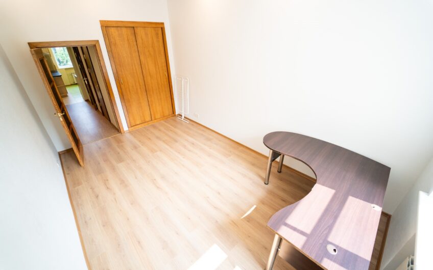 Pārdod plašu un gaišu 3 istabu dzīvokli ar kopējo platību 89,2 m², Liepājas centrā. ID:398
