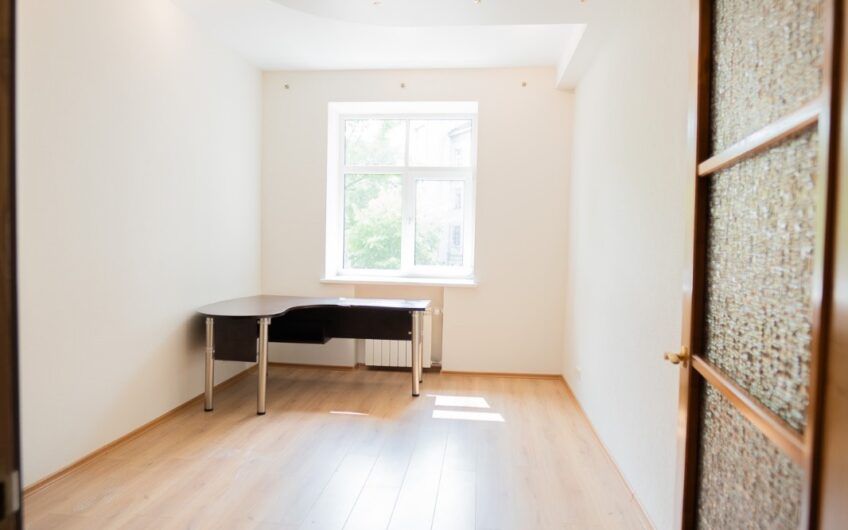 Pārdod plašu un gaišu 3 istabu dzīvokli ar kopējo platību 89,2 m², Liepājas centrā. ID:398