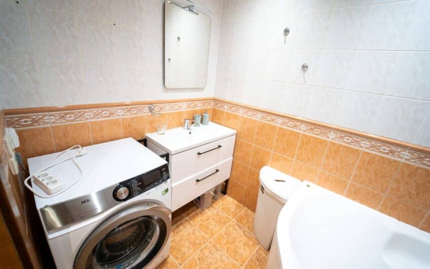 Pārdod plašu un gaišu 3 istabu dzīvokli ar kopējo platību 89,2 m², Liepājas centrā. ID:398