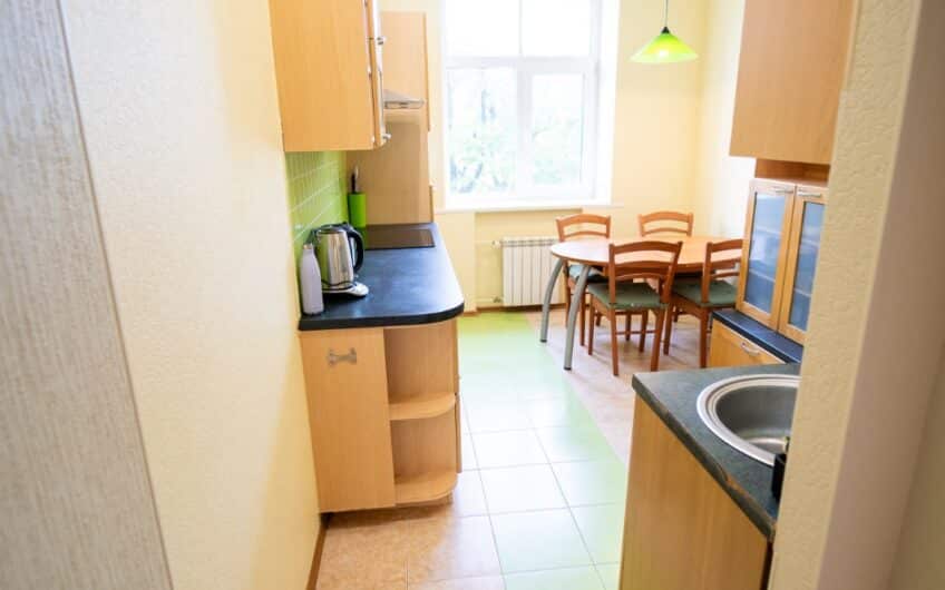 Pārdod plašu un gaišu 3 istabu dzīvokli ar kopējo platību 89,2 m², Liepājas centrā. ID:398