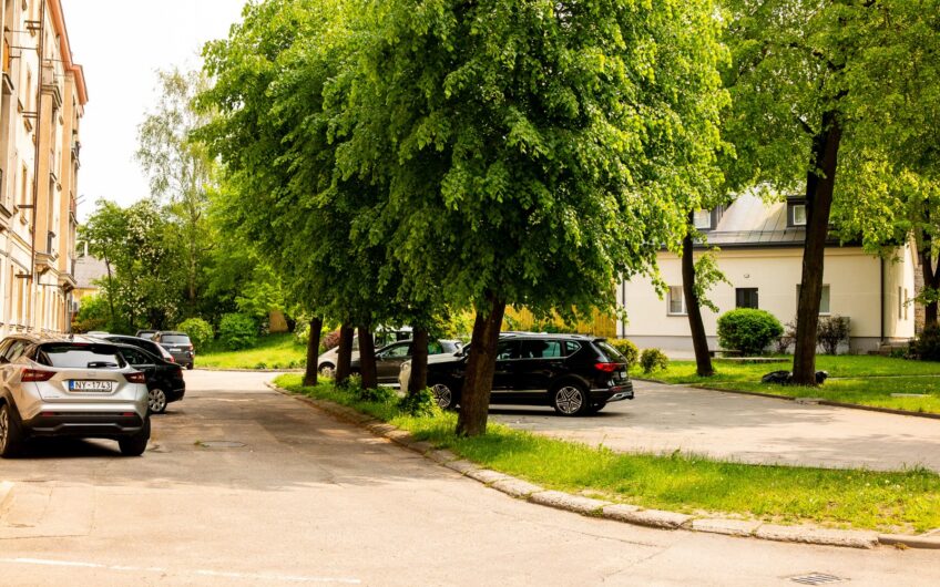 Pārdod plašu un gaišu 3 istabu dzīvokli ar kopējo platību 89,2 m², Liepājas centrā. ID:398