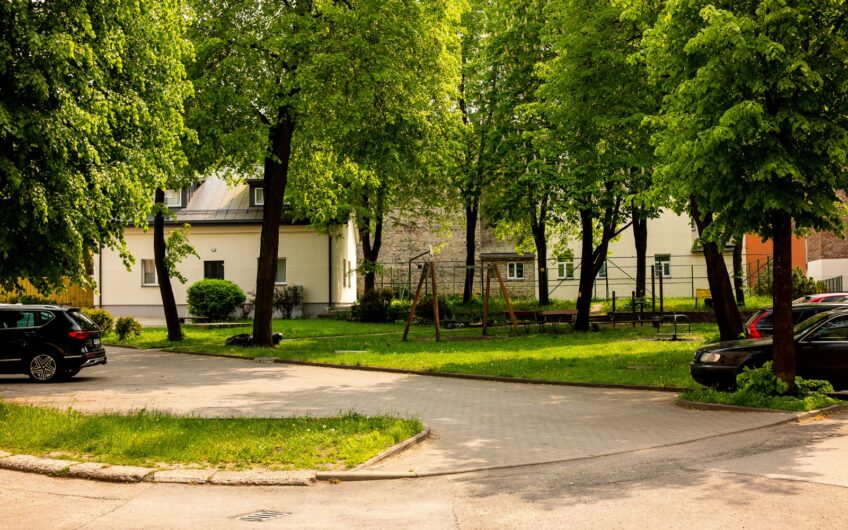 Pārdod plašu un gaišu 3 istabu dzīvokli ar kopējo platību 89,2 m², Liepājas centrā. ID:398