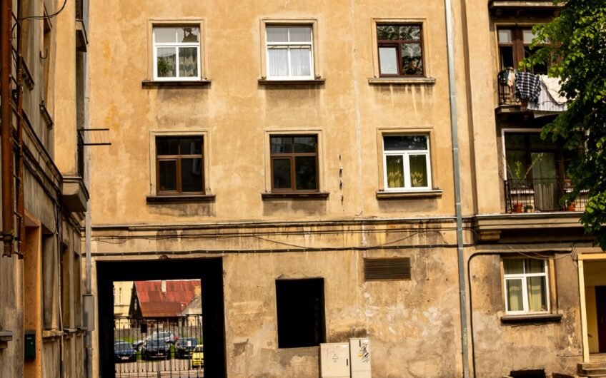 Pārdod plašu un gaišu 3 istabu dzīvokli ar kopējo platību 89,2 m², Liepājas centrā. ID:398